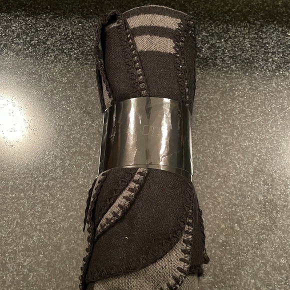 BB Dakota Reversible Poncho by Steve Madden - Picture 4 of 5